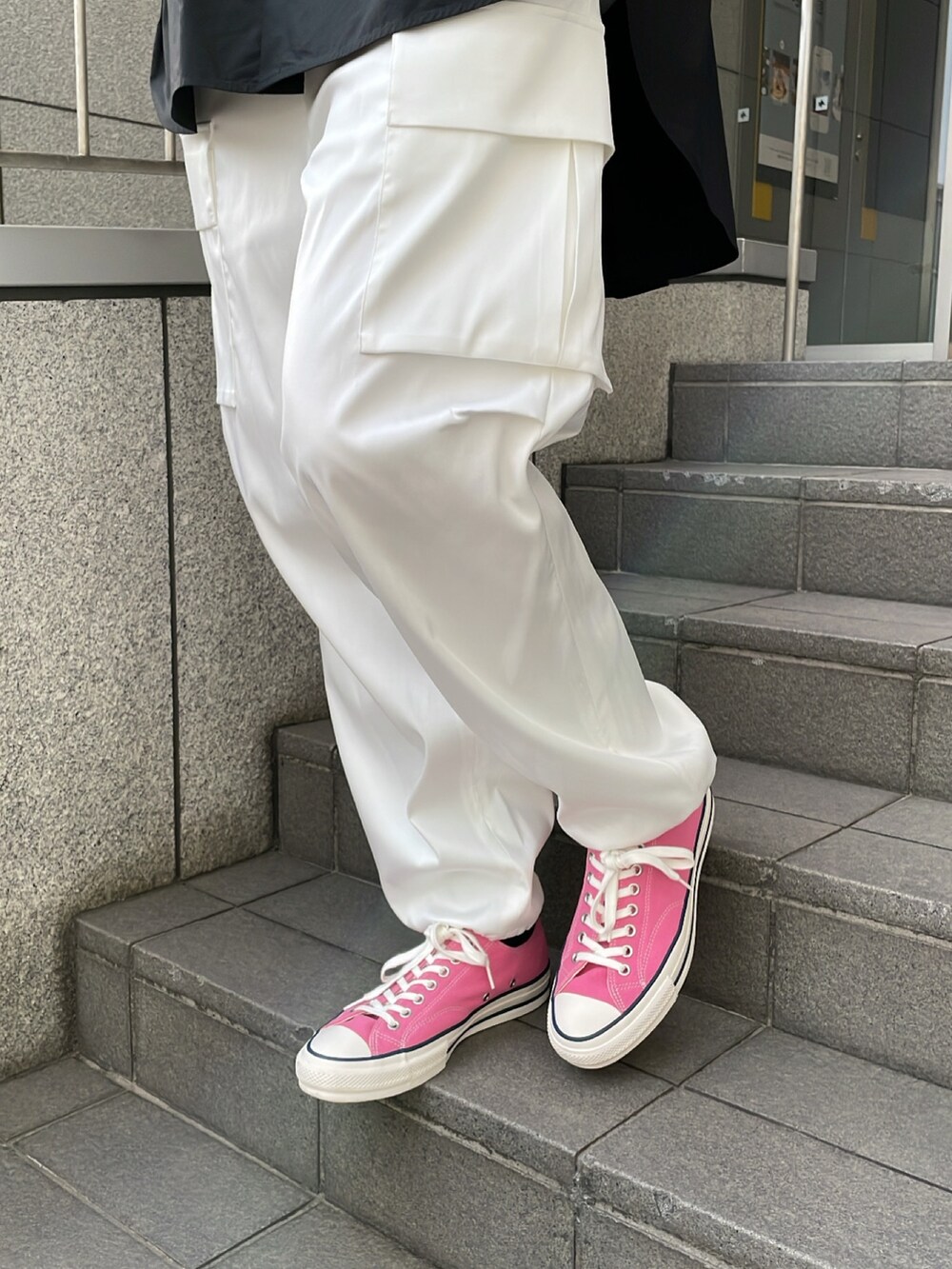ブラック系のシャツ/ブラウス、ホワイト系のカーゴパンツを着用したメンズの春コーディネートの3枚目の写真