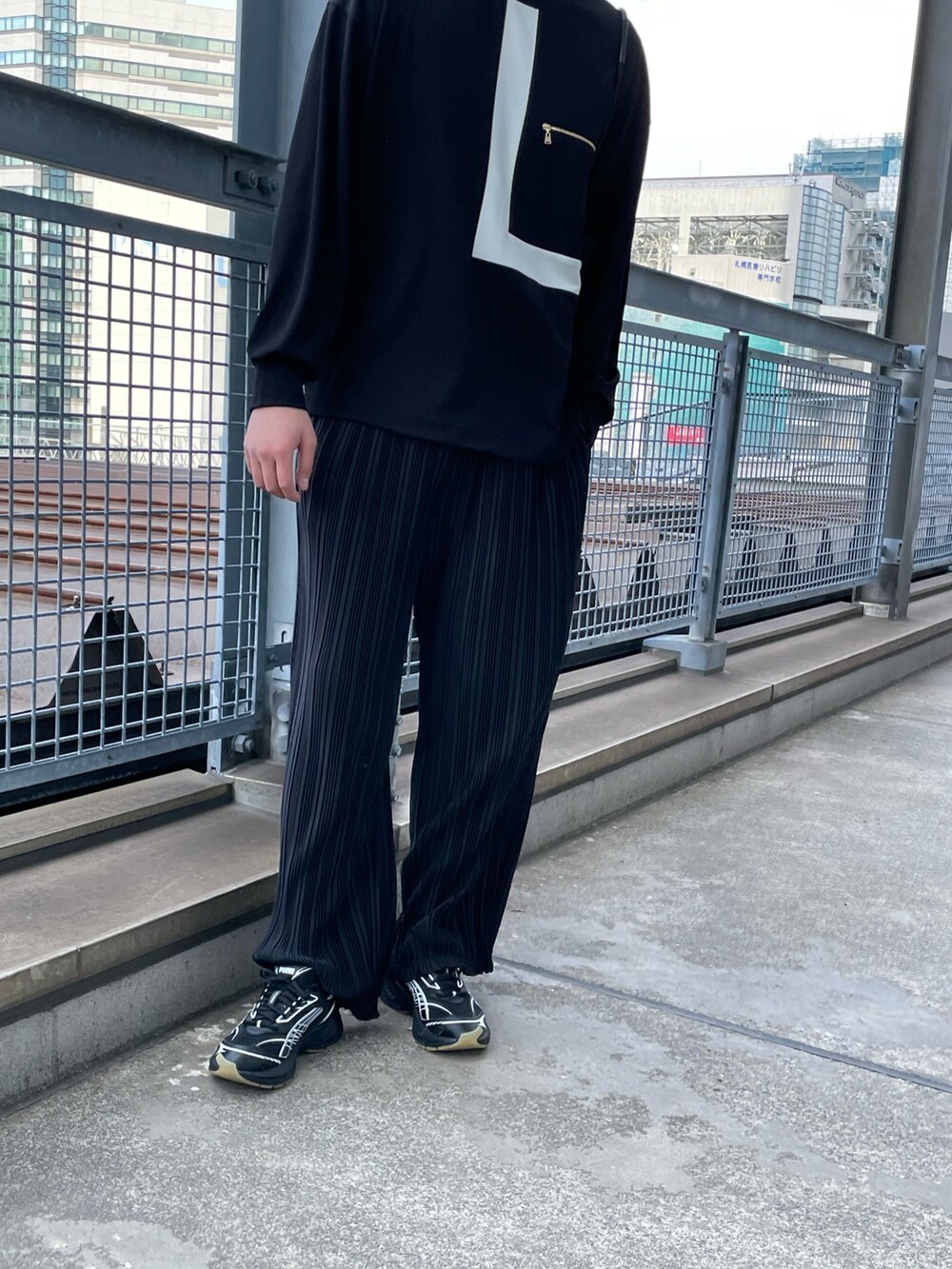 「クルニ、きれいめカジュアル、ルイス(Lui's)、プリーツパンツ、ワイドパンツ、トートバッグ、プーマ、スニーカー、オールブラック、モード、ビッグシルエット、モノトーン、春コーデ」｜「Lui'sのリラックス プリーツパンツ（その他パンツ、ブラック系）」を使った、Shu ⠀Iizukaさん（メンズ・187cm）の春コーディネートの3枚目の写真