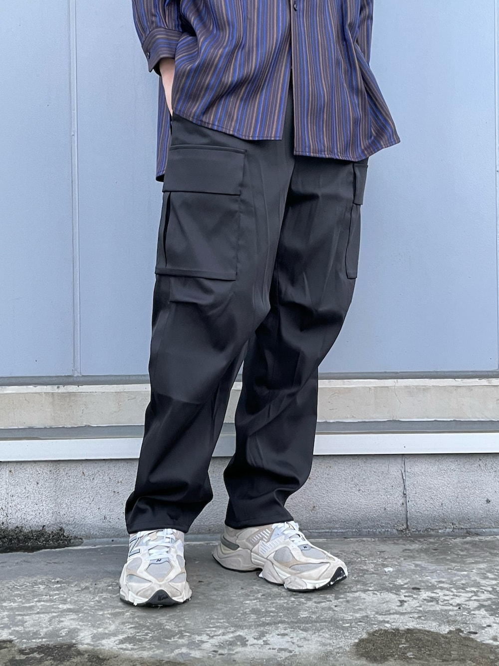 「ボアブルゾン、ブルゾン、ストライプ、ストライプシャツ、カーゴパンツ、ストリート、モード、ニューバランス、シャツ、リバーシブル、ムートン」｜「Lui'sのリバーシブルフェイクムートンジャケット（ブルゾン、ブラック系）」を使った、Shu ⠀Iizukaさん（メンズ・187cm）の冬コーディネートの4枚目の写真