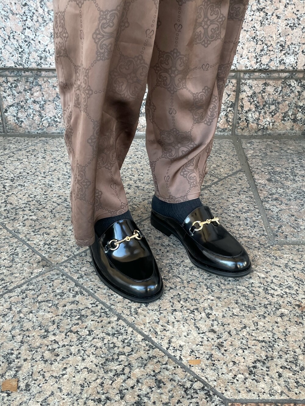 「チャイナシャツ、柄パンツ、カラーパンツ、スラックス、エトセンス、iTTi、ウォレットショルダー、ショルダーバッグ、革靴、ETHOSENS、スリッポン、長袖シャツ、黒シャツ、ルイス(Lui's)」｜「Lui'sのバンブーレーヨンサテン チャイナシャツ（シャツ/ブラウス、ブラック系）」を使った、Shu ⠀Iizukaさん（メンズ・187cm）の夏コーディネートの4枚目の写真