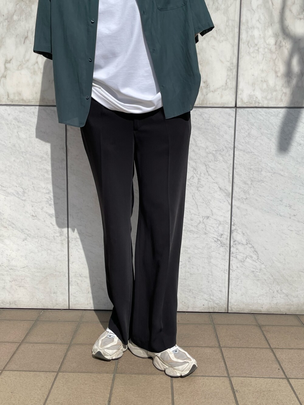 「シャツスタイル、白Tシャツ、スラックス、スニーカー、ワイドパンツ、ワイドレッグ、ビッグシルエット、半袖シャツ、キュプラ、みどり、ニューバランス、透けシャツ、透け感」｜「Lui'sのキュプラワイドショートスリーブシャツ (セットアップ対応）（シャツ/ブラウス、グリーン系）」を使った、Shu ⠀Iizukaさん（メンズ・187cm）の春コーディネートの6枚目の写真