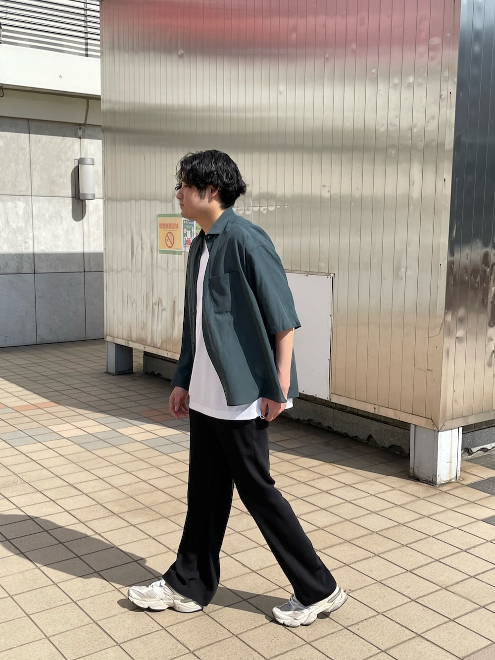「シャツスタイル、白Tシャツ、スラックス、スニーカー、ワイドパンツ、ワイドレッグ、ビッグシルエット、半袖シャツ、キュプラ、みどり、ニューバランス、透けシャツ、透け感」｜「Lui'sのキュプラワイドショートスリーブシャツ (セットアップ対応）（シャツ/ブラウス、グリーン系）」を使った、Shu ⠀Iizukaさん（メンズ・187cm）の春コーディネートの4枚目の写真