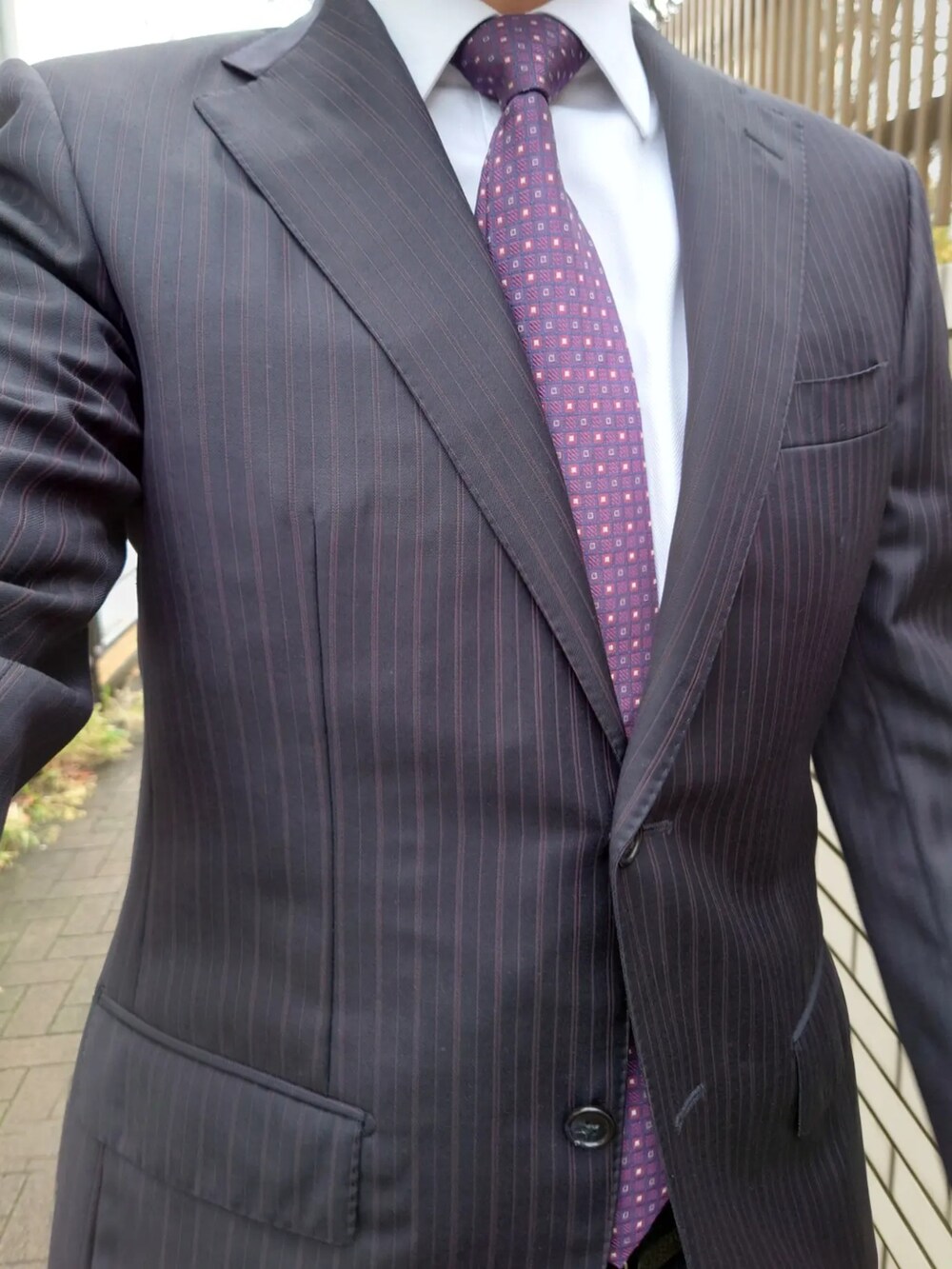 パープル系のフォーマルスーツ/小物、パープル系のネクタイを着用したメンズの秋コーディネートの2枚目の写真