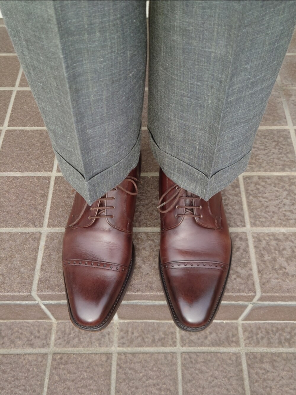 ブルー系のジャケット/アウターを着用したメンズの秋コーディネートの2枚目の写真