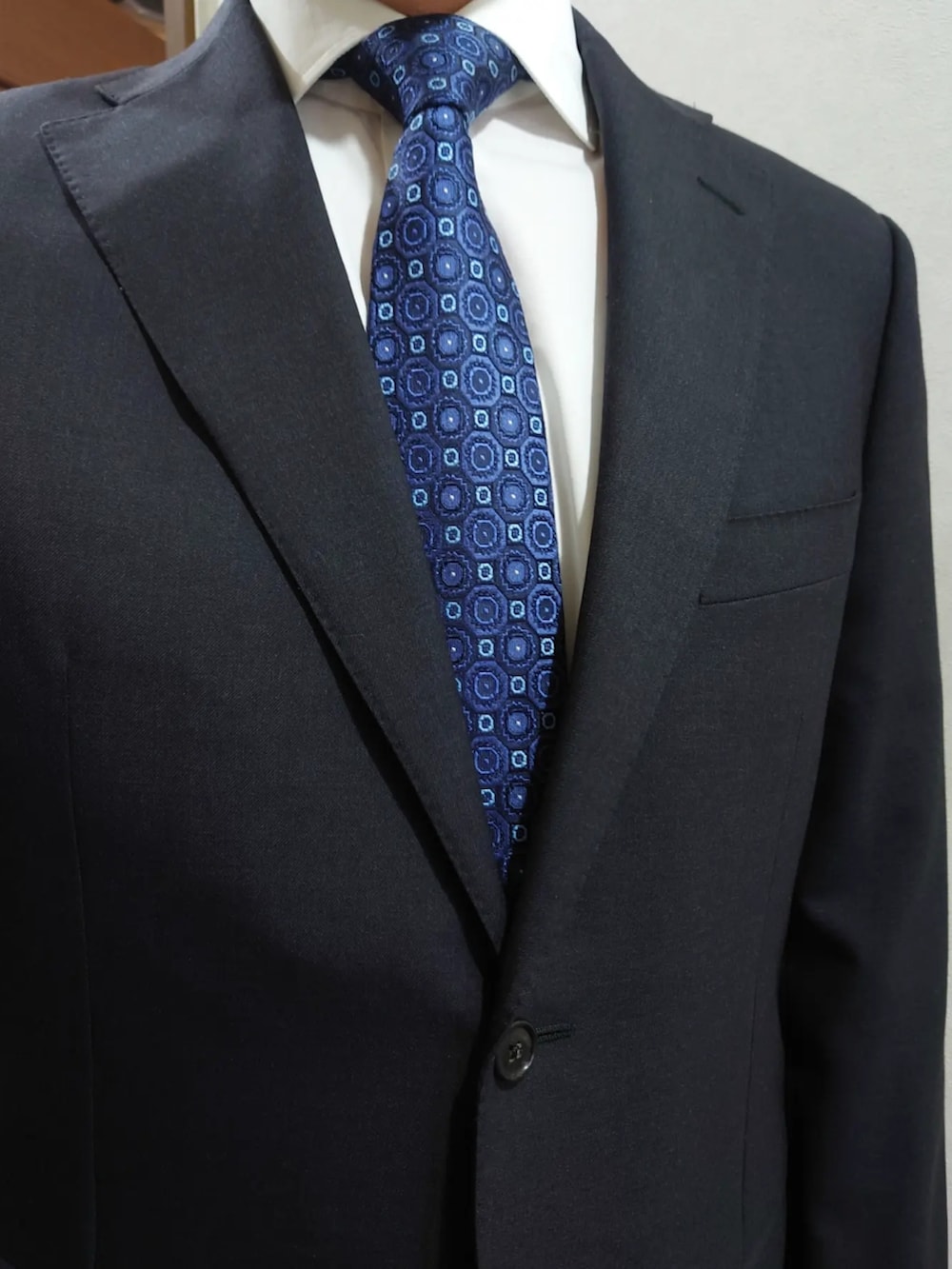 グレー系のフォーマルスーツ/小物、ブルー系のネクタイを着用したメンズの冬コーディネートの2枚目の写真
