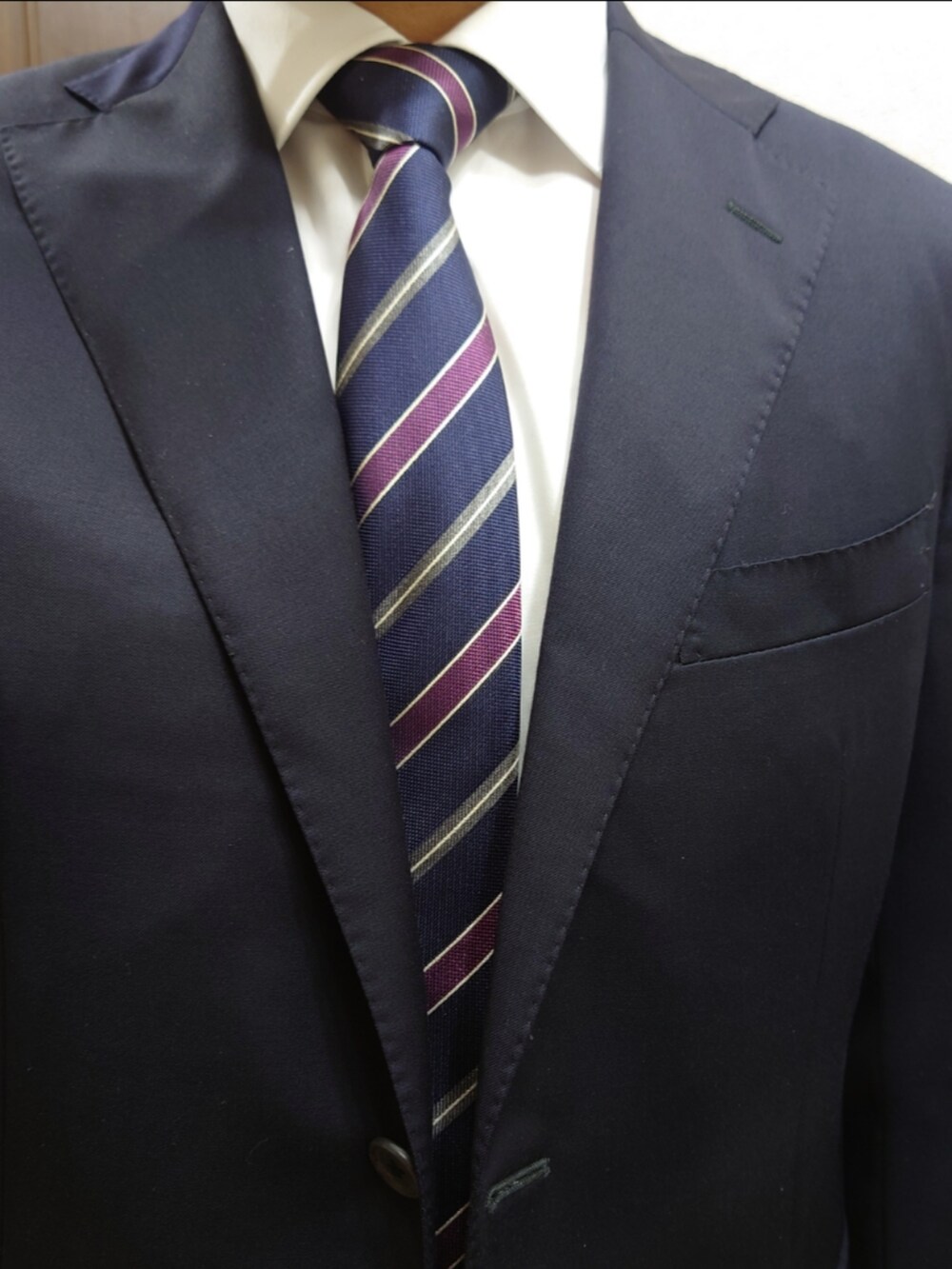 ブルー系のフォーマルスーツ/小物を着用したメンズの秋コーディネートの2枚目の写真