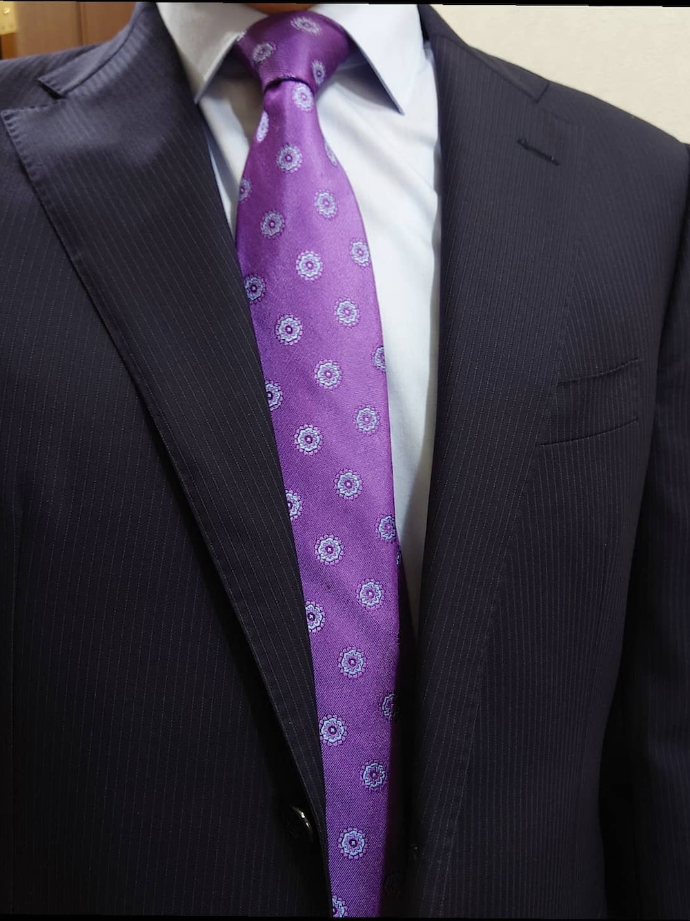 ブルー系のフォーマルスーツ/小物、パープル系のネクタイを着用したメンズの冬コーディネートの2枚目の写真