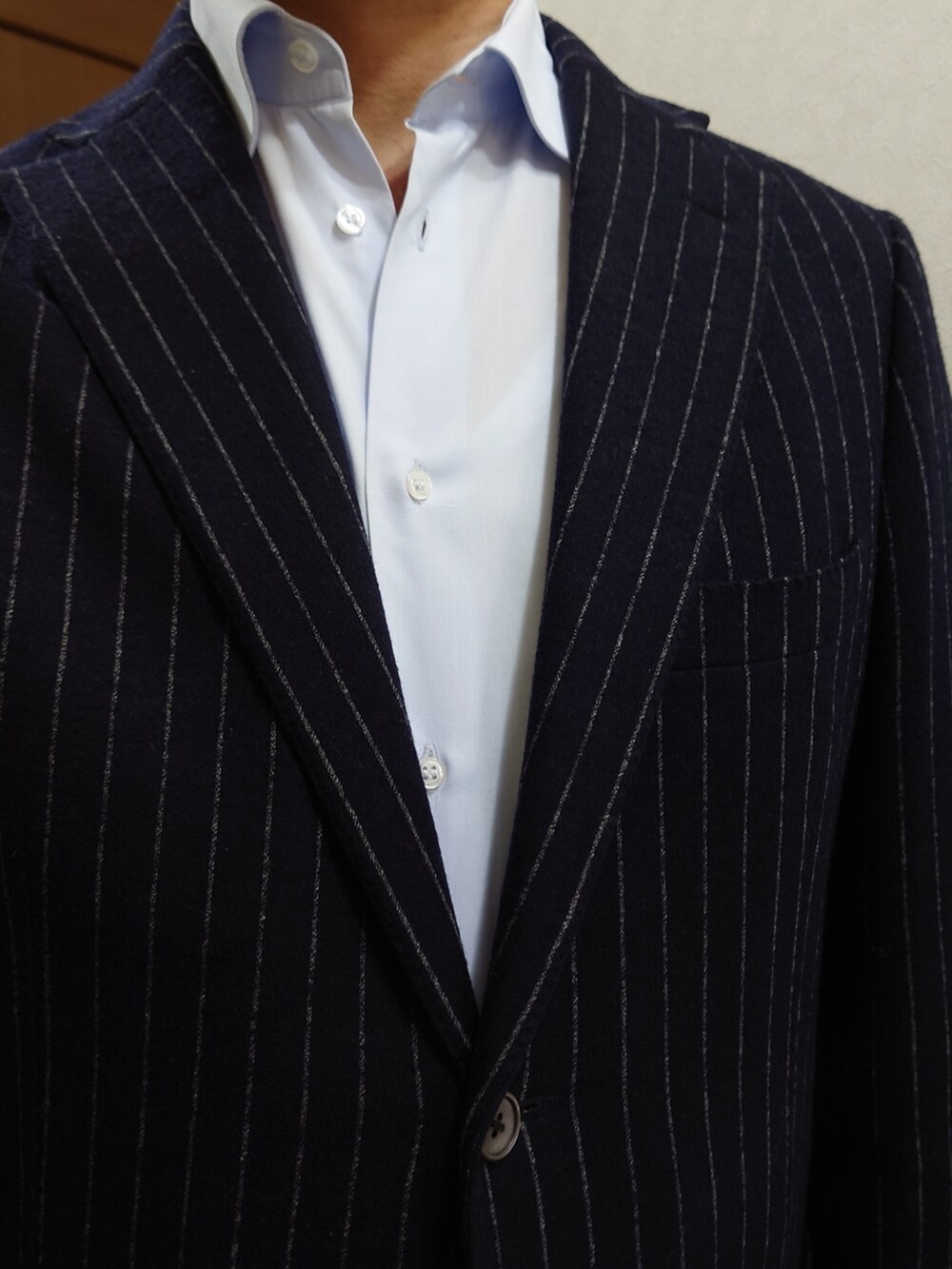 ブルー系のジャケット/アウターを着用したメンズの冬コーディネートの2枚目の写真