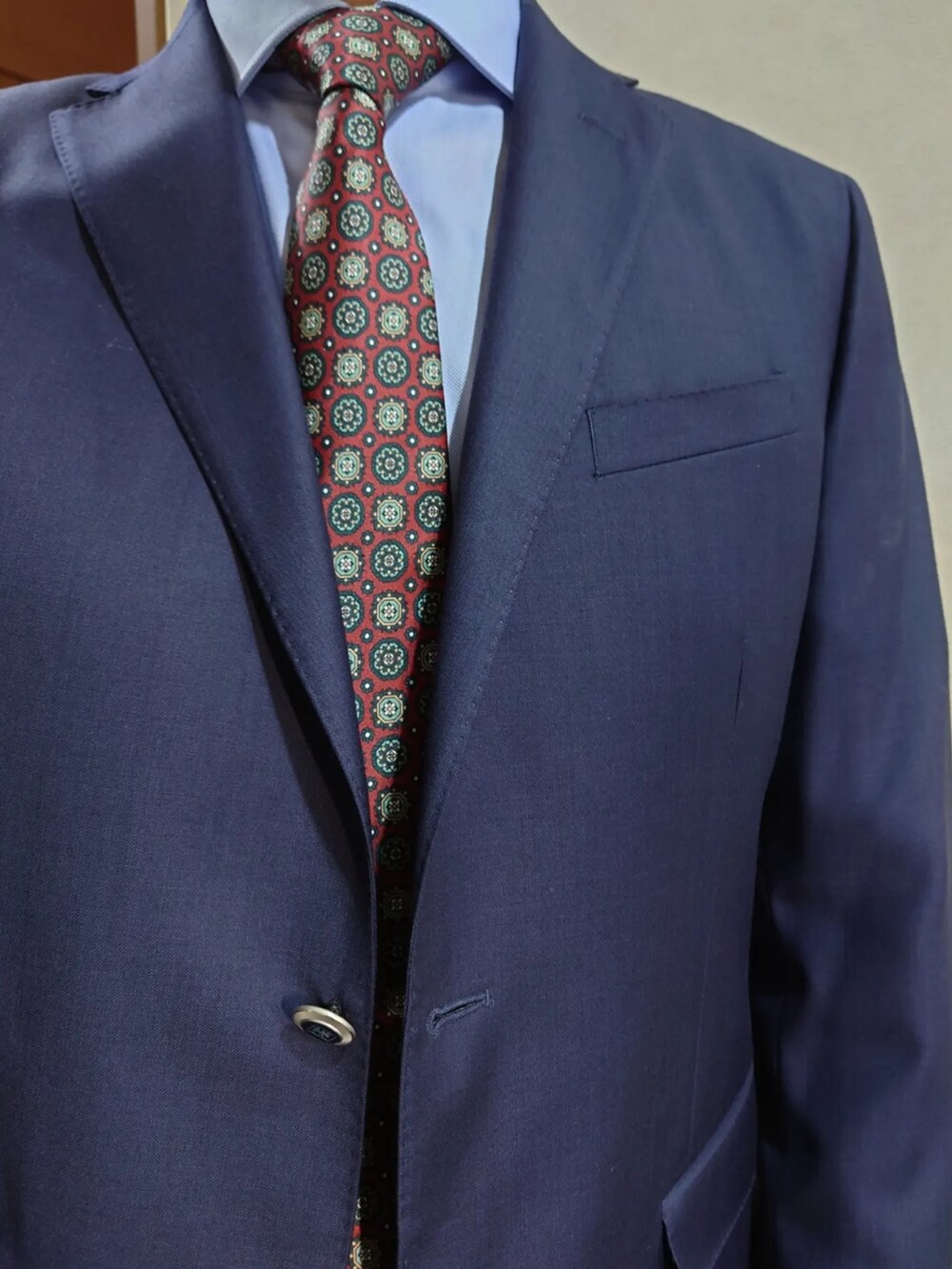 ブルー系のジャケット/アウター、レッド系のネクタイ、ブルー系のシャツ/ブラウスを着用したメンズの秋コーディネートの2枚目の写真