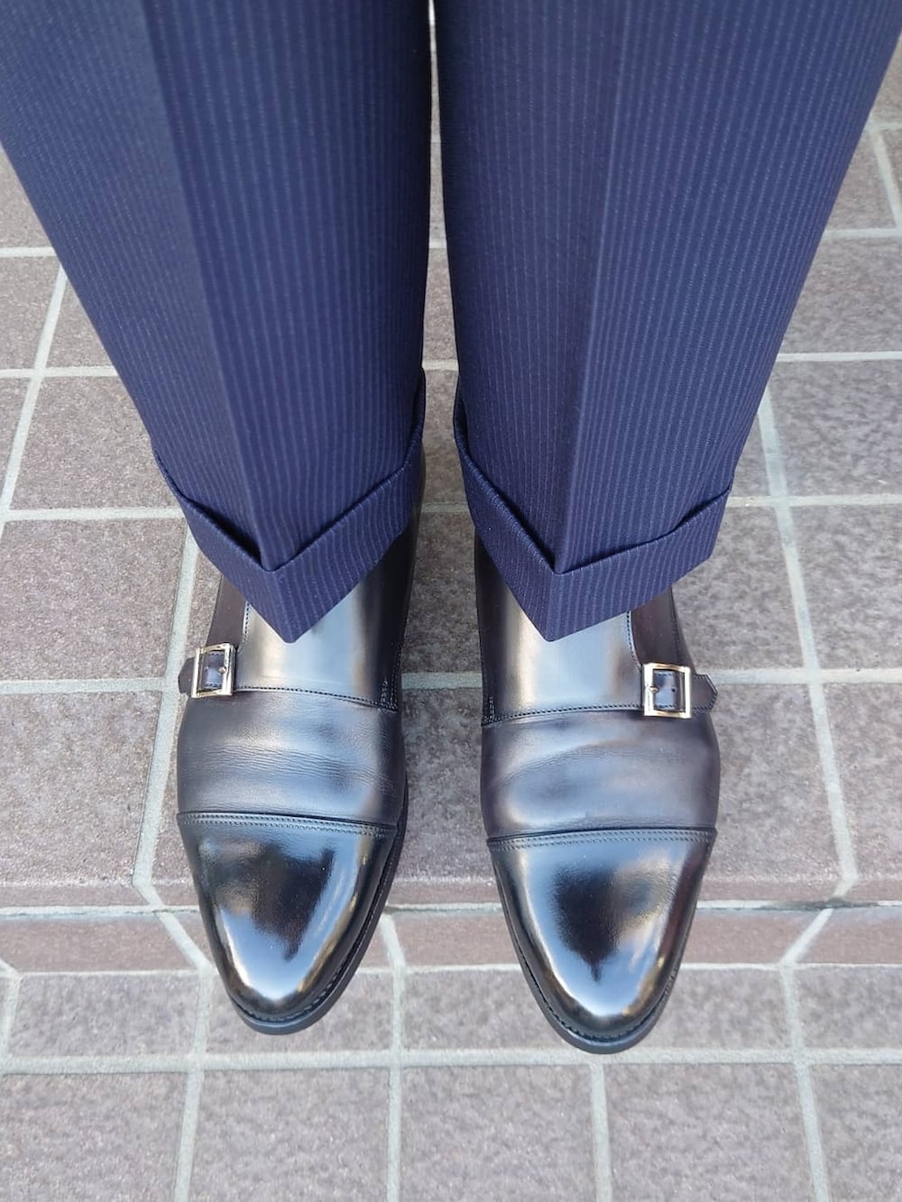 ブルー系のフォーマルスーツ/小物、パープル系のネクタイを着用したメンズの冬コーディネートの4枚目の写真