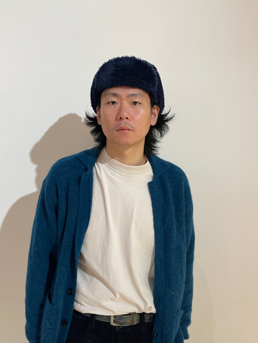 ブルー系のハットを着用したメンズの冬コーディネートの4枚目の写真