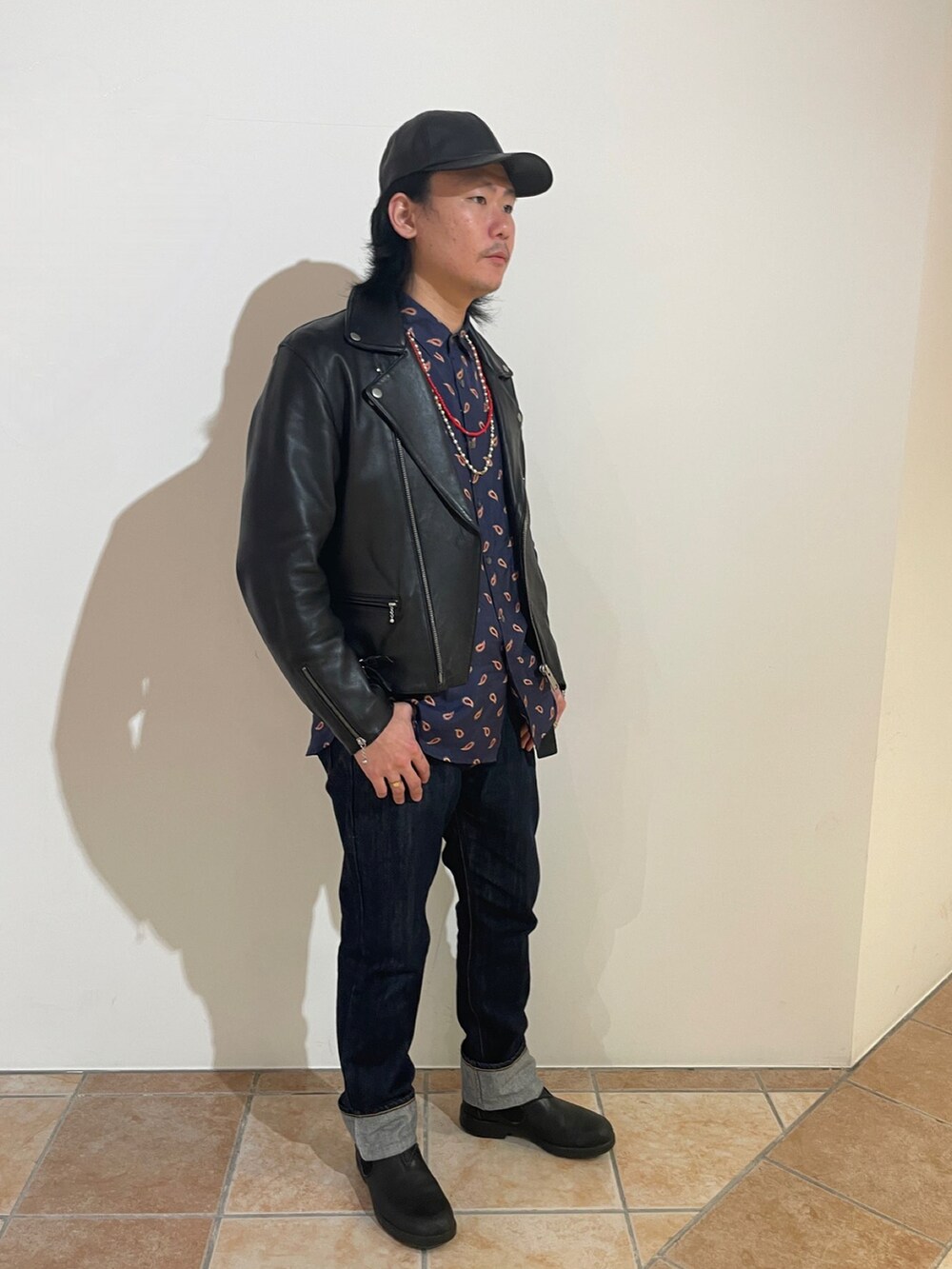 ブラック系のキャップを着用したメンズの冬コーディネートの4枚目の写真