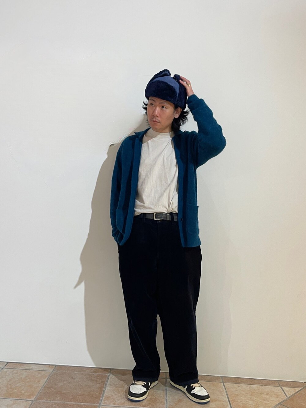 ブルー系のハットを着用したメンズの冬コーディネートの2枚目の写真