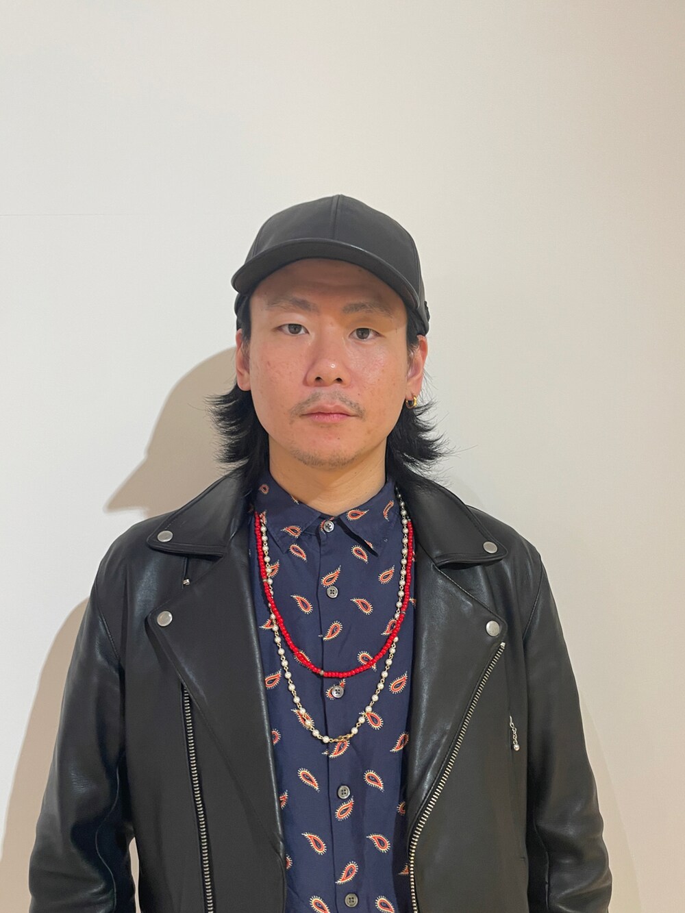 ブラック系のキャップを着用したメンズの冬コーディネートの2枚目の写真