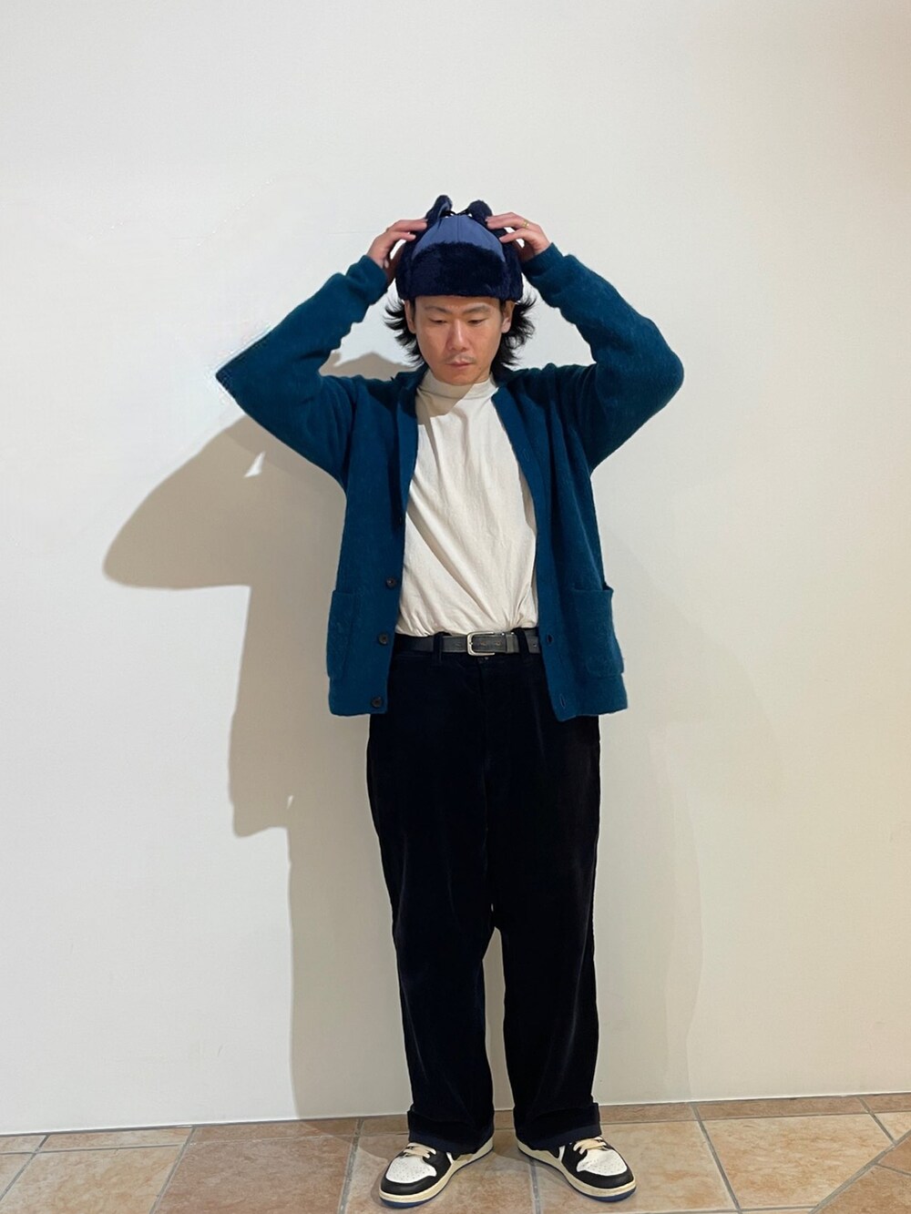 ブルー系のハットを着用したメンズの冬コーディネートの3枚目の写真