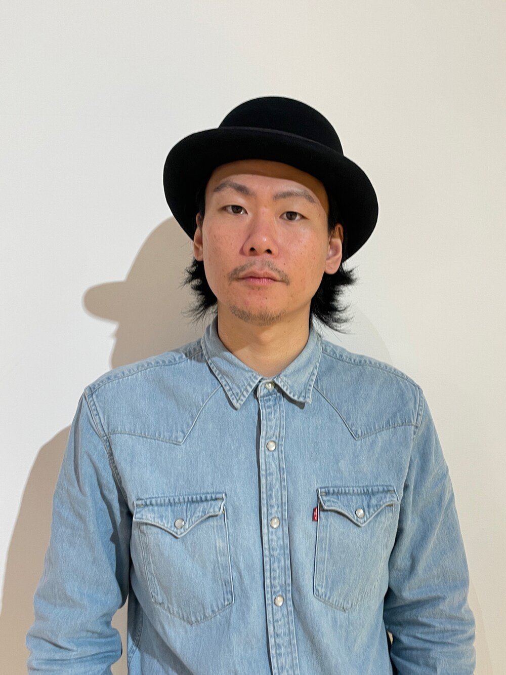 ブラック系のハットを着用したメンズの秋コーディネートの2枚目の写真