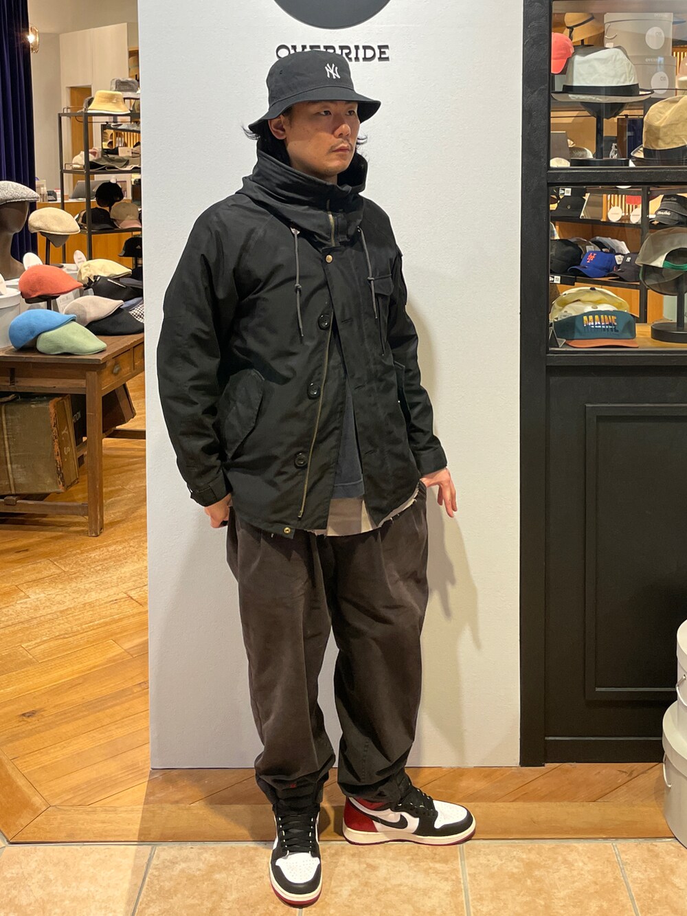 ブラック系のジャケット/アウター、ブラック系のパンツ、ブラック系のスニーカーを着用したメンズの春コーディネートの2枚目の写真