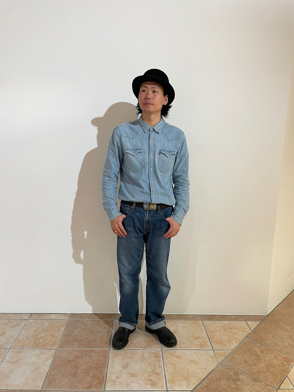 ブラック系のハットを着用したメンズの秋コーディネートの4枚目の写真