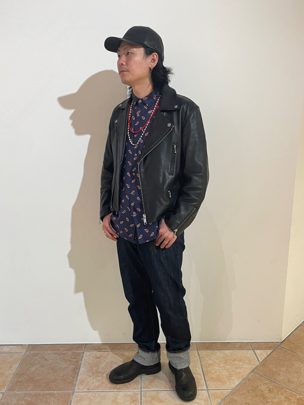 ブラック系のキャップを着用したメンズの冬コーディネートの3枚目の写真