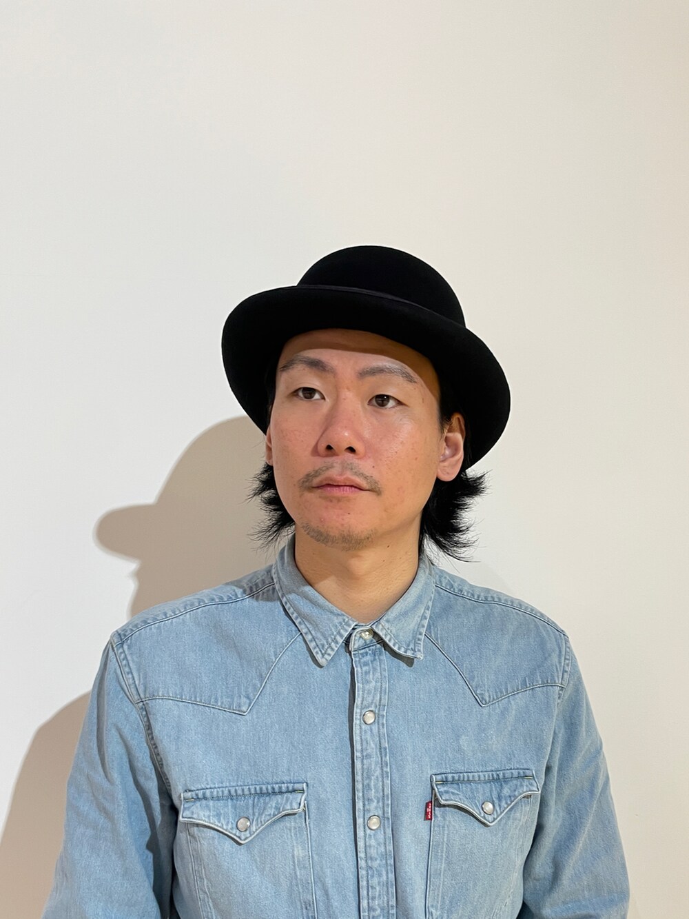 ブラック系のハットを着用したメンズの秋コーディネートの3枚目の写真