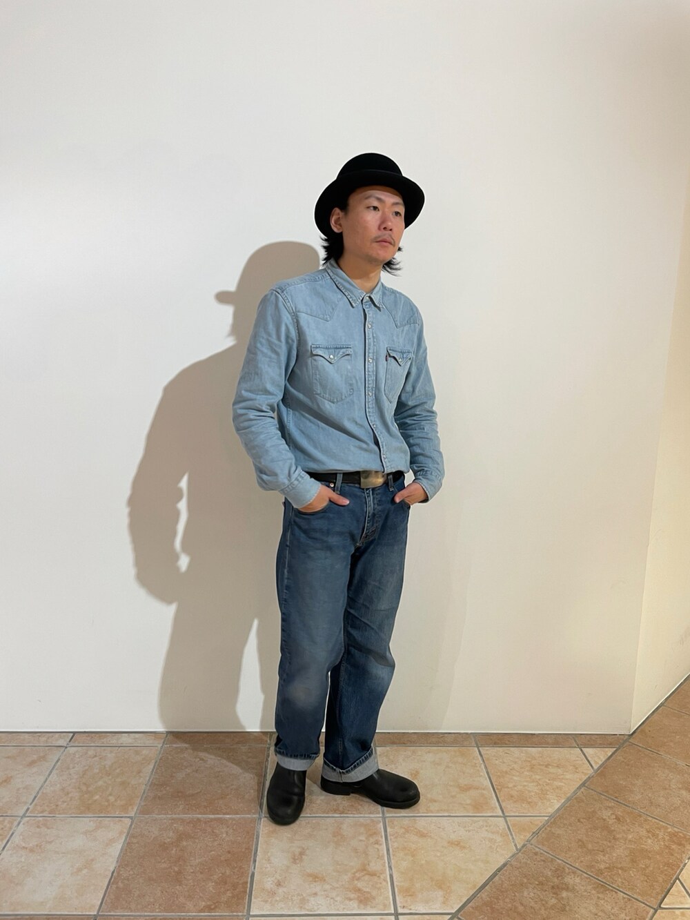 ブラック系のハットを着用したメンズの秋コーディネートの5枚目の写真