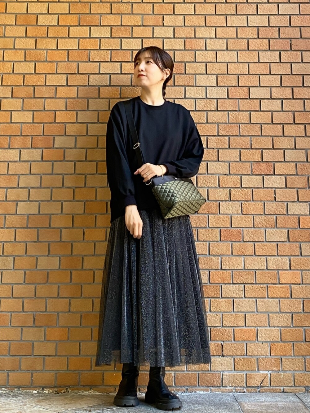 ブラック系のTシャツ/カットソー、ブラック系のスカートを着用したレディースの秋コーディネートの2枚目の写真