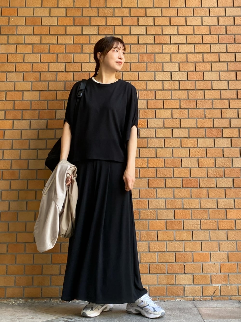 ベージュ系のパーカー、ブラック系のTシャツ/カットソー、ブラック系のその他パンツを着用したレディースの秋コーディネートの4枚目の写真
