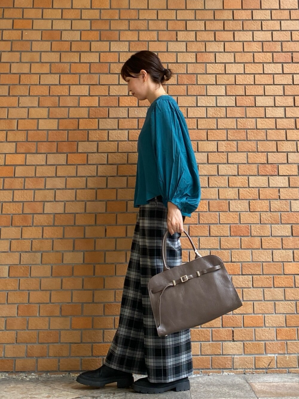 グリーン系のシャツ/ブラウス、ブラック系のその他パンツ、ブラウン系のトートバッグを着用したレディースの秋コーディネートの2枚目の写真