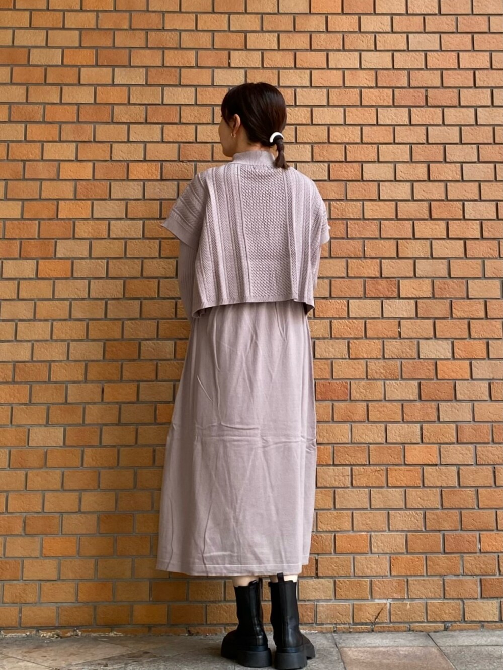 ベージュ系のワンピースを着用したレディースの秋コーディネートの3枚目の写真