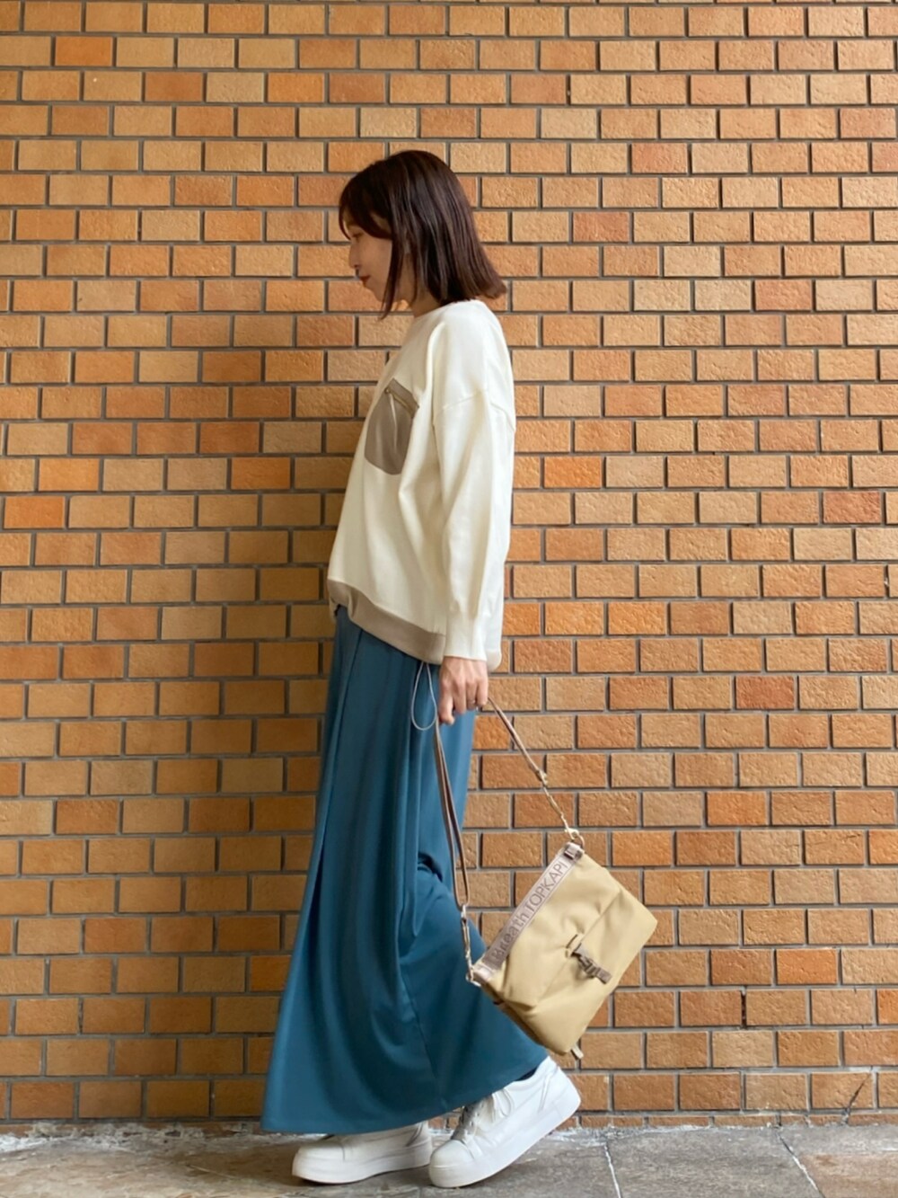 ホワイト系のTシャツ/カットソー、グリーン系のその他パンツを着用したレディースの冬コーディネートの3枚目の写真