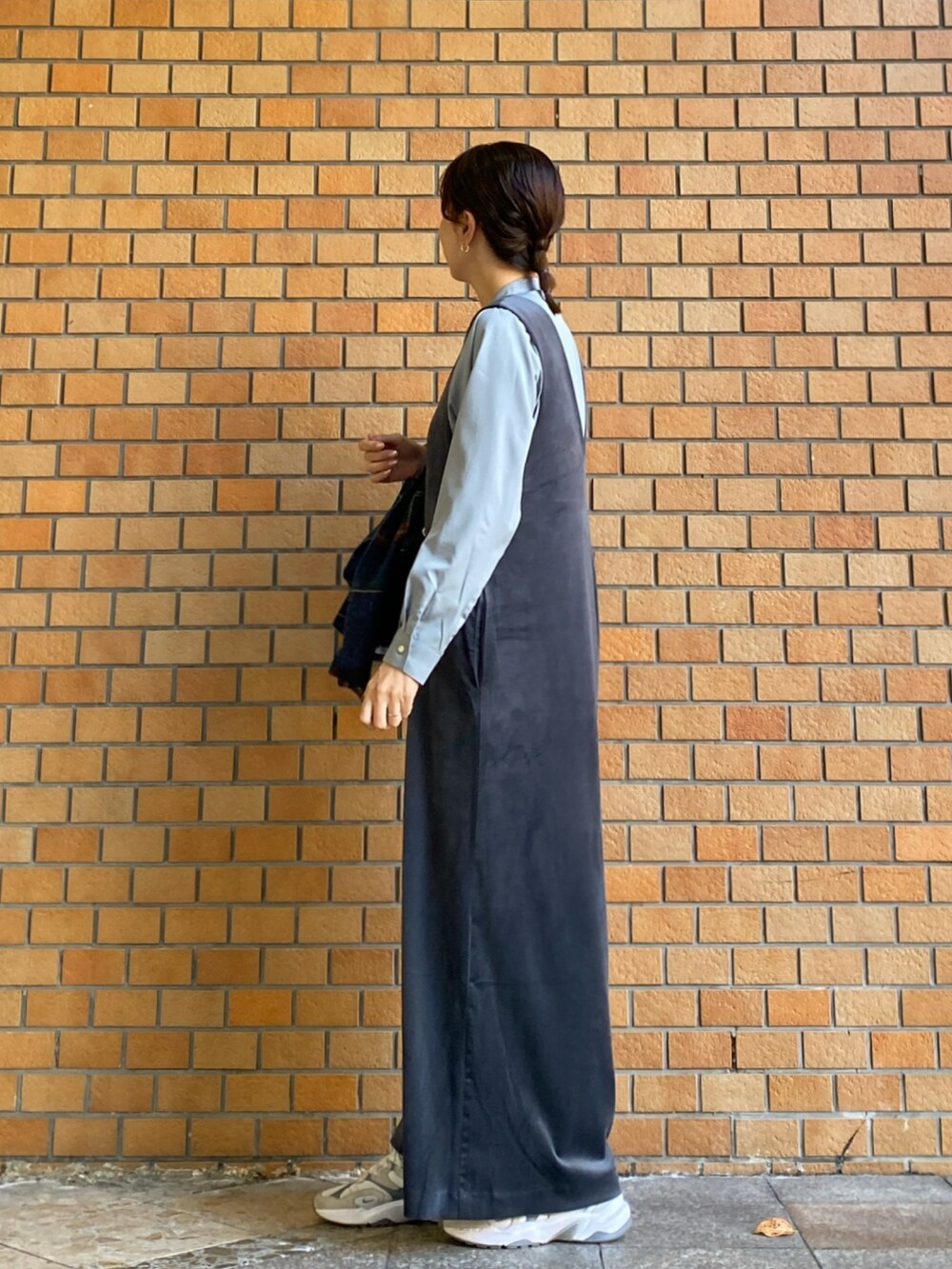 ブルー系のシャツ/ブラウス、グレー系のジャンパースカート、ブルー系のマフラーを着用したレディースの秋コーディネートの2枚目の写真