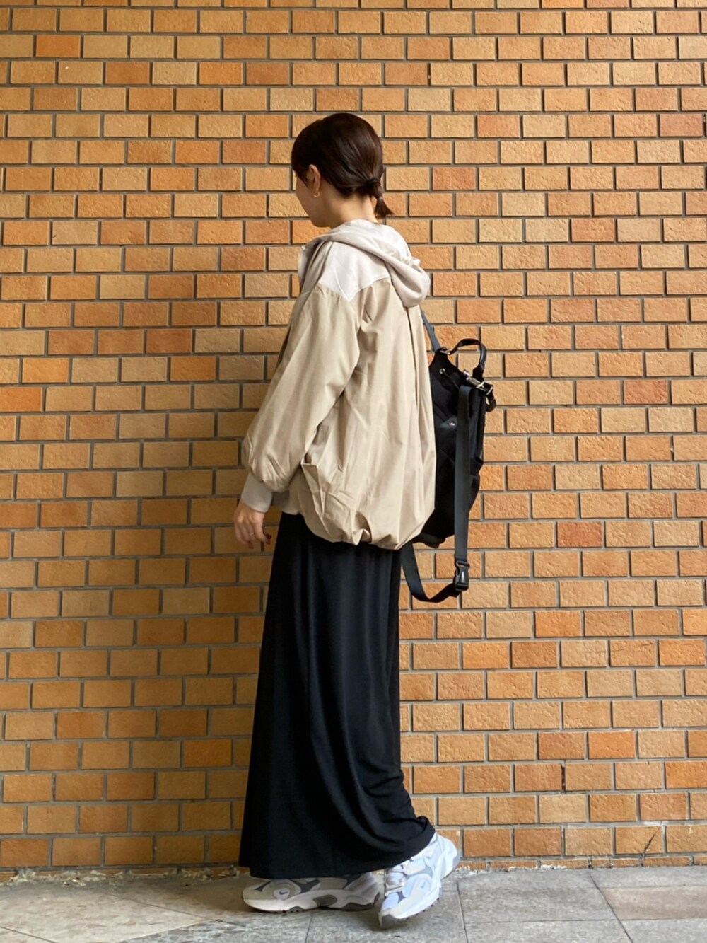 ベージュ系のパーカー、ブラック系のTシャツ/カットソー、ブラック系のその他パンツを着用したレディースの秋コーディネートの2枚目の写真