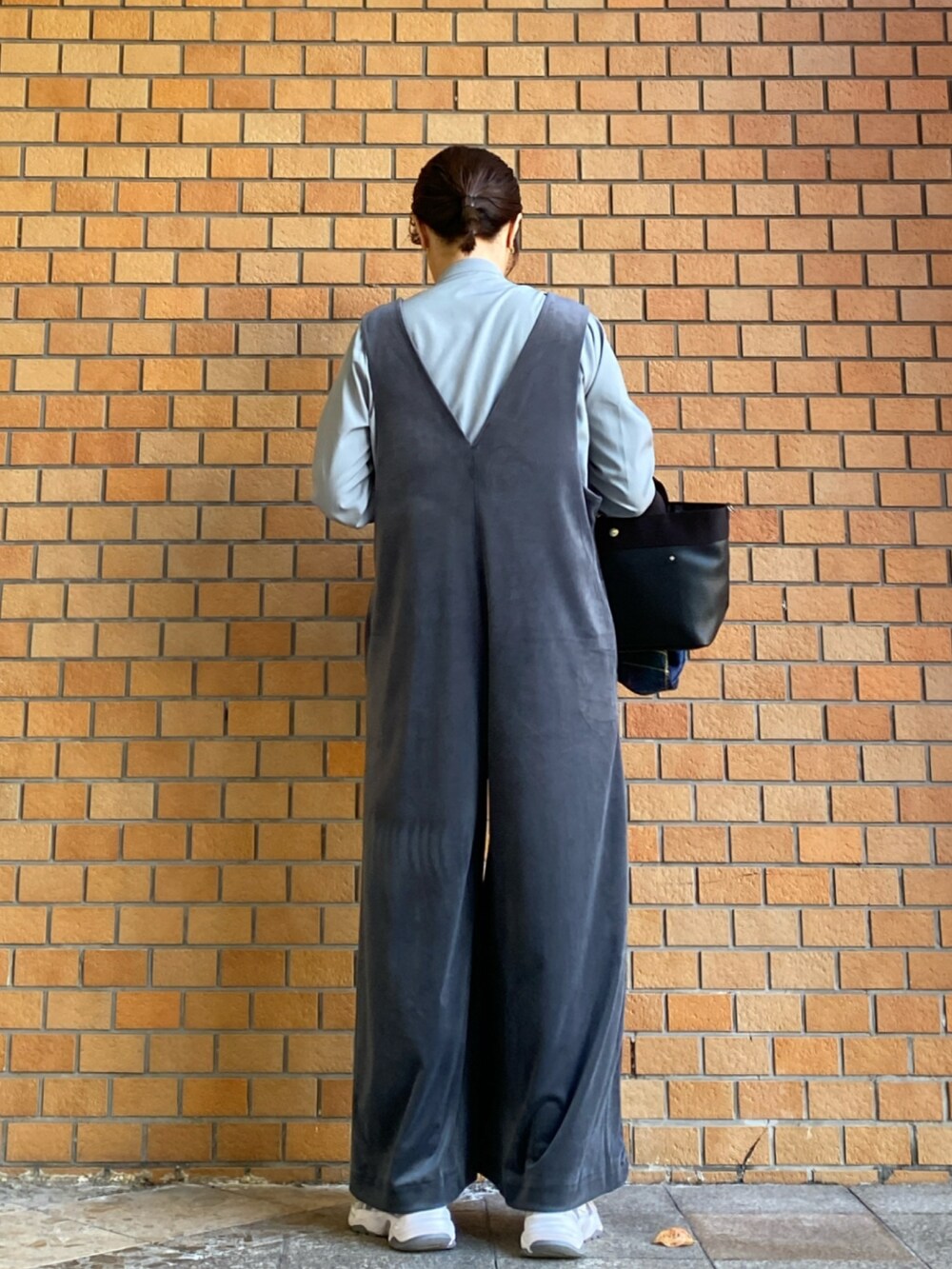 ブルー系のシャツ/ブラウス、グレー系のジャンパースカート、ブルー系のマフラーを着用したレディースの秋コーディネートの3枚目の写真