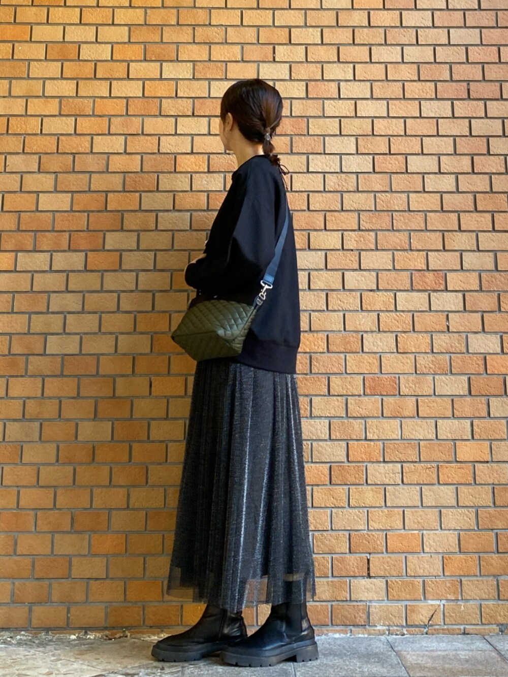 ブラック系のTシャツ/カットソー、ブラック系のスカートを着用したレディースの秋コーディネートの3枚目の写真