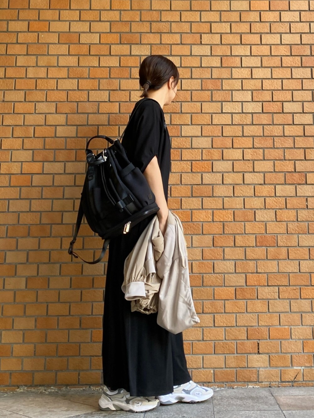 ベージュ系のパーカー、ブラック系のTシャツ/カットソー、ブラック系のその他パンツを着用したレディースの秋コーディネートの5枚目の写真