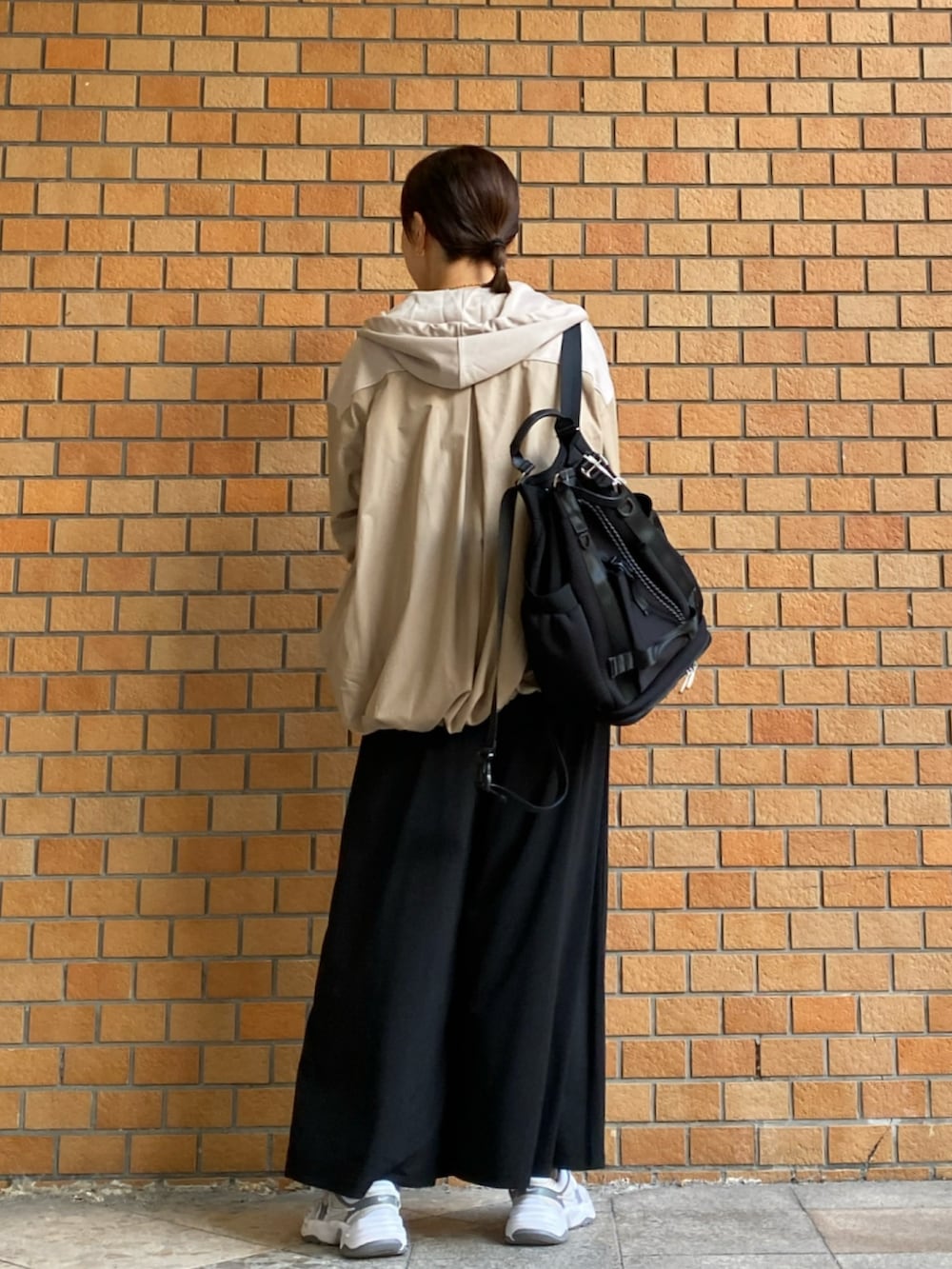 ベージュ系のパーカー、ブラック系のTシャツ/カットソー、ブラック系のその他パンツを着用したレディースの秋コーディネートの3枚目の写真
