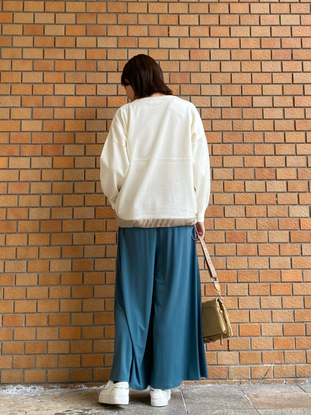 ホワイト系のTシャツ/カットソー、グリーン系のその他パンツを着用したレディースの冬コーディネートの4枚目の写真