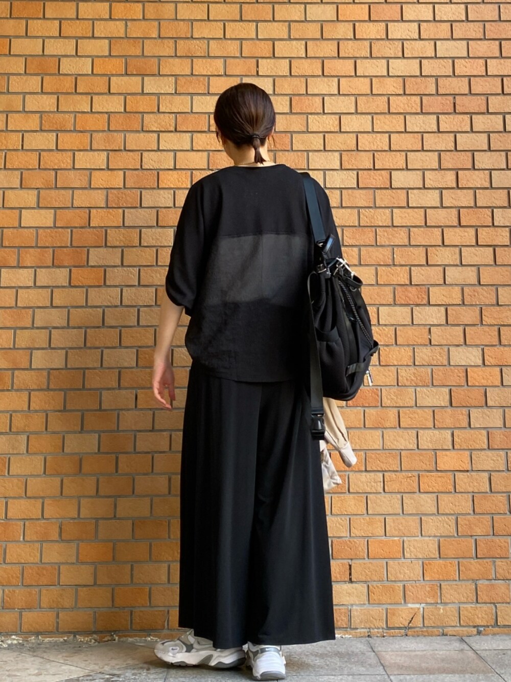 ベージュ系のパーカー、ブラック系のTシャツ/カットソー、ブラック系のその他パンツを着用したレディースの秋コーディネートの6枚目の写真
