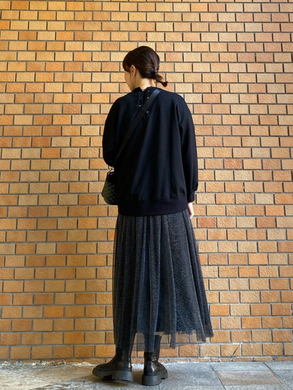 ブラック系のTシャツ/カットソー、ブラック系のスカートを着用したレディースの秋コーディネートの5枚目の写真