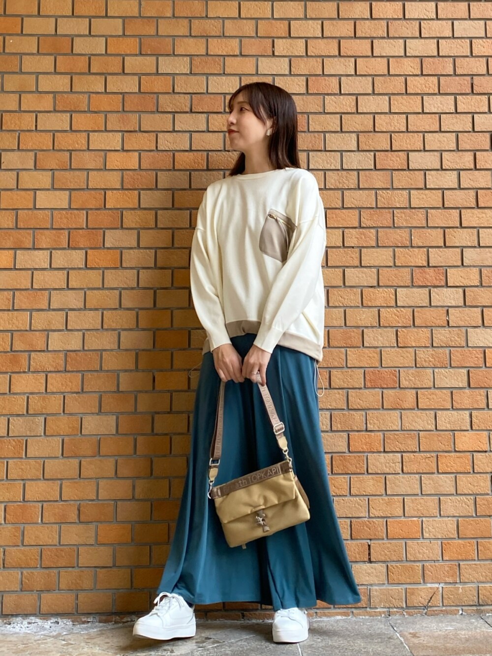 ホワイト系のTシャツ/カットソー、グリーン系のその他パンツを着用したレディースの冬コーディネートの2枚目の写真