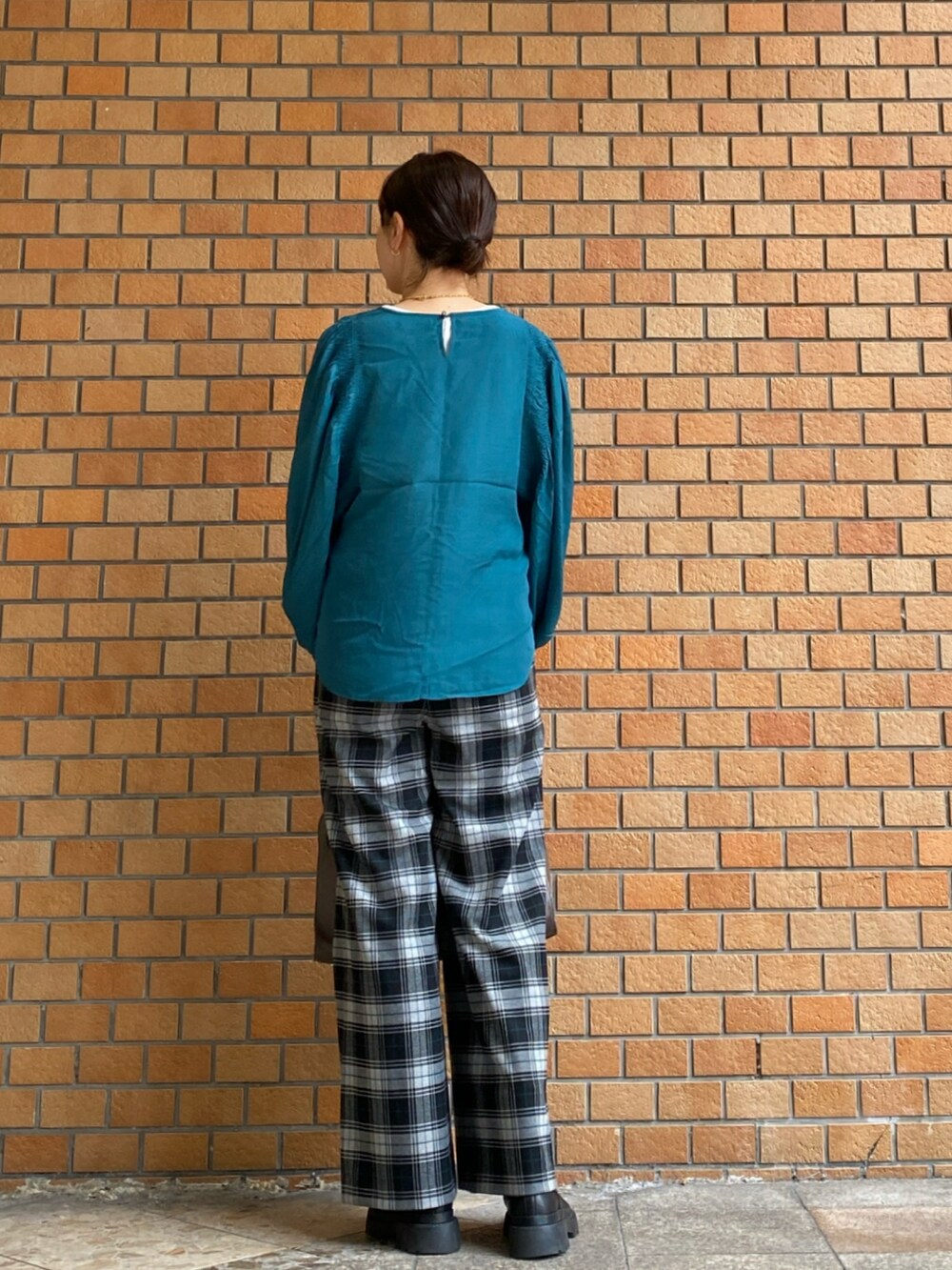 グリーン系のシャツ/ブラウス、ブラック系のその他パンツ、ブラウン系のトートバッグを着用したレディースの秋コーディネートの3枚目の写真