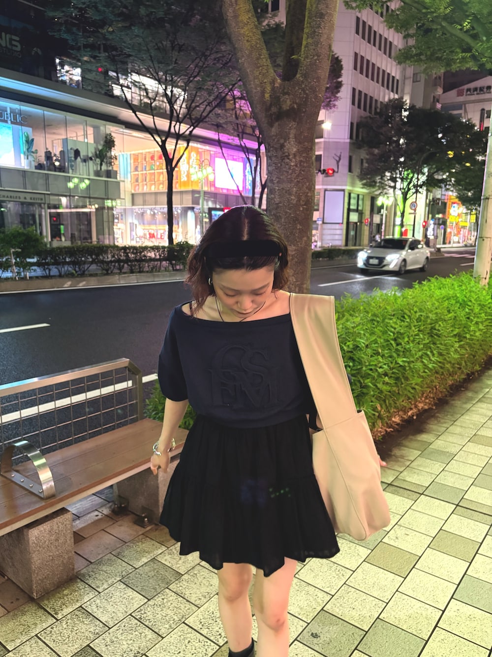 ホワイト系のワンピース、ベージュ系のトートバッグ、ブルー系のTシャツ/カットソーを着用したレディースの夏コーディネートの4枚目の写真