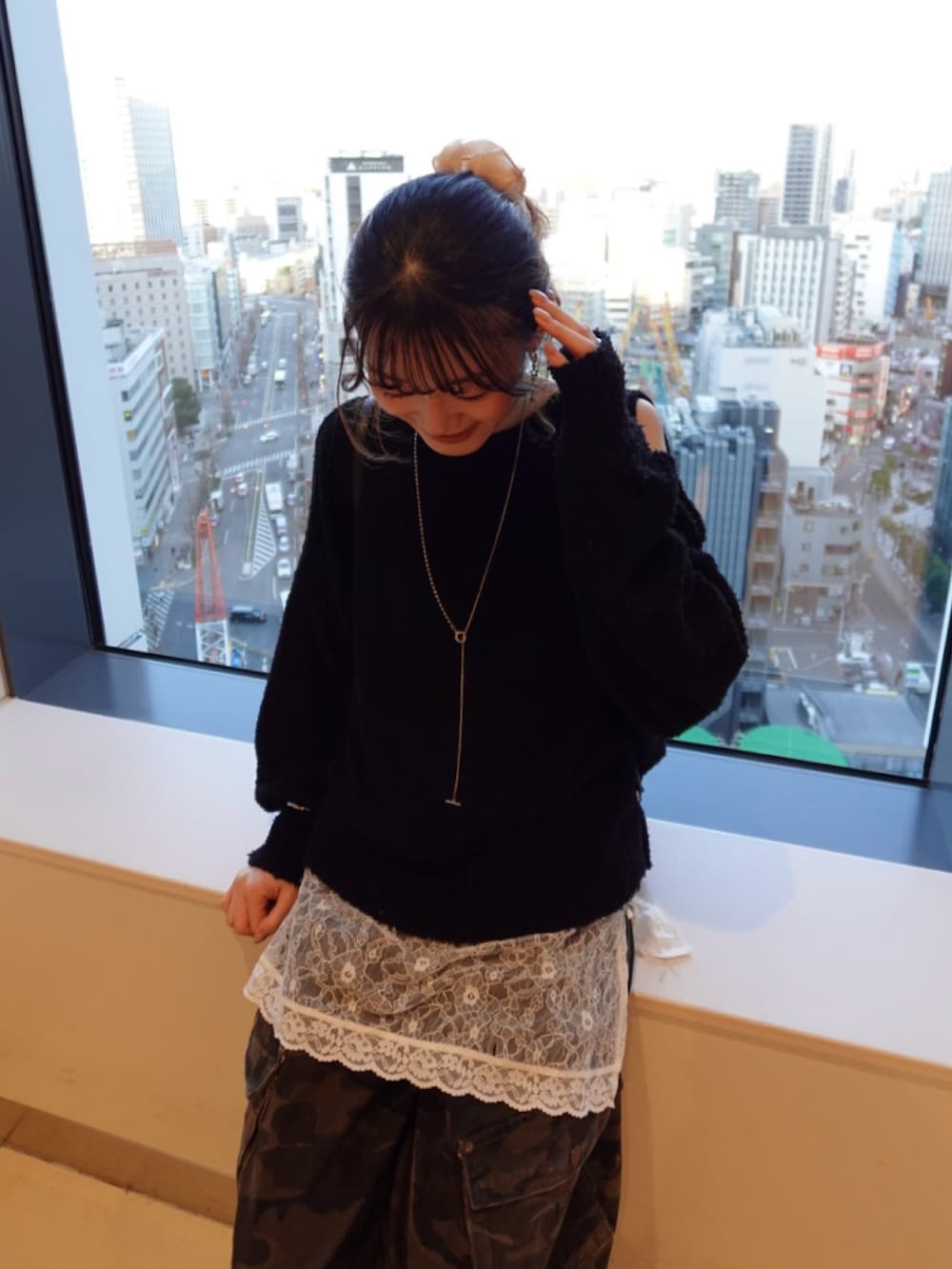 ブラック系のニット/セーター、ホワイト系のワンピース、その他のパンツを着用したレディースの冬コーディネートの2枚目の写真