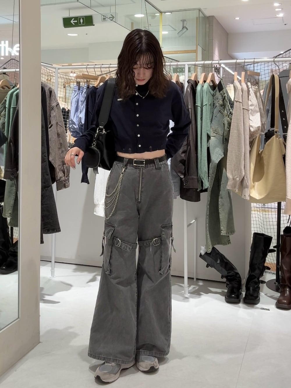 ブラック系のショルダーバッグ、ブルー系のカーディガン/ボレロ、ブルー系のカーディガン/ボレロを着用したレディースの春コーディネートの2枚目の写真