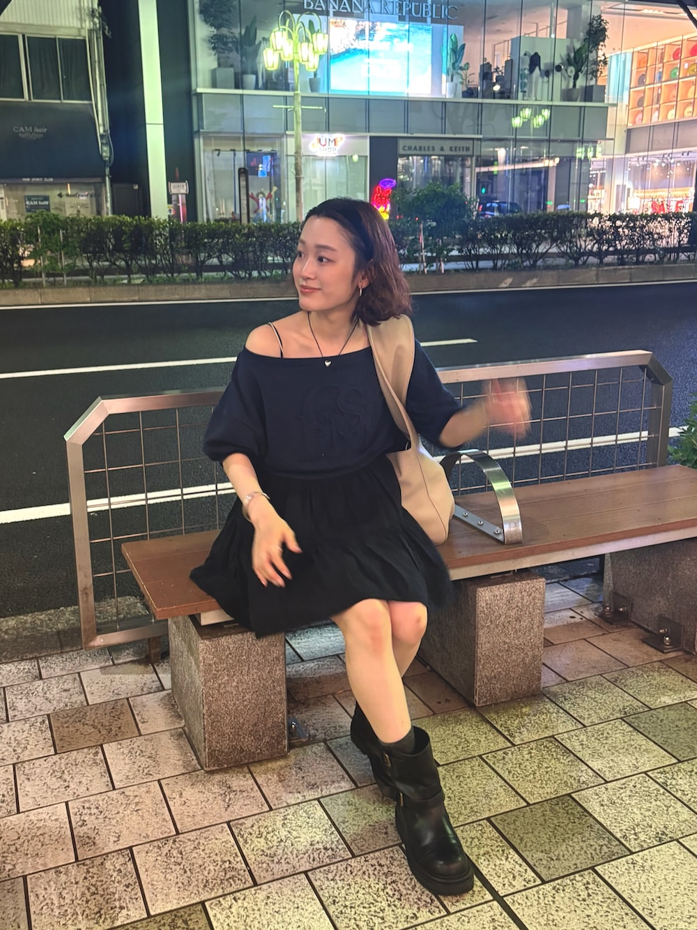 ホワイト系のワンピース、ベージュ系のトートバッグ、ブルー系のTシャツ/カットソーを着用したレディースの夏コーディネートの3枚目の写真