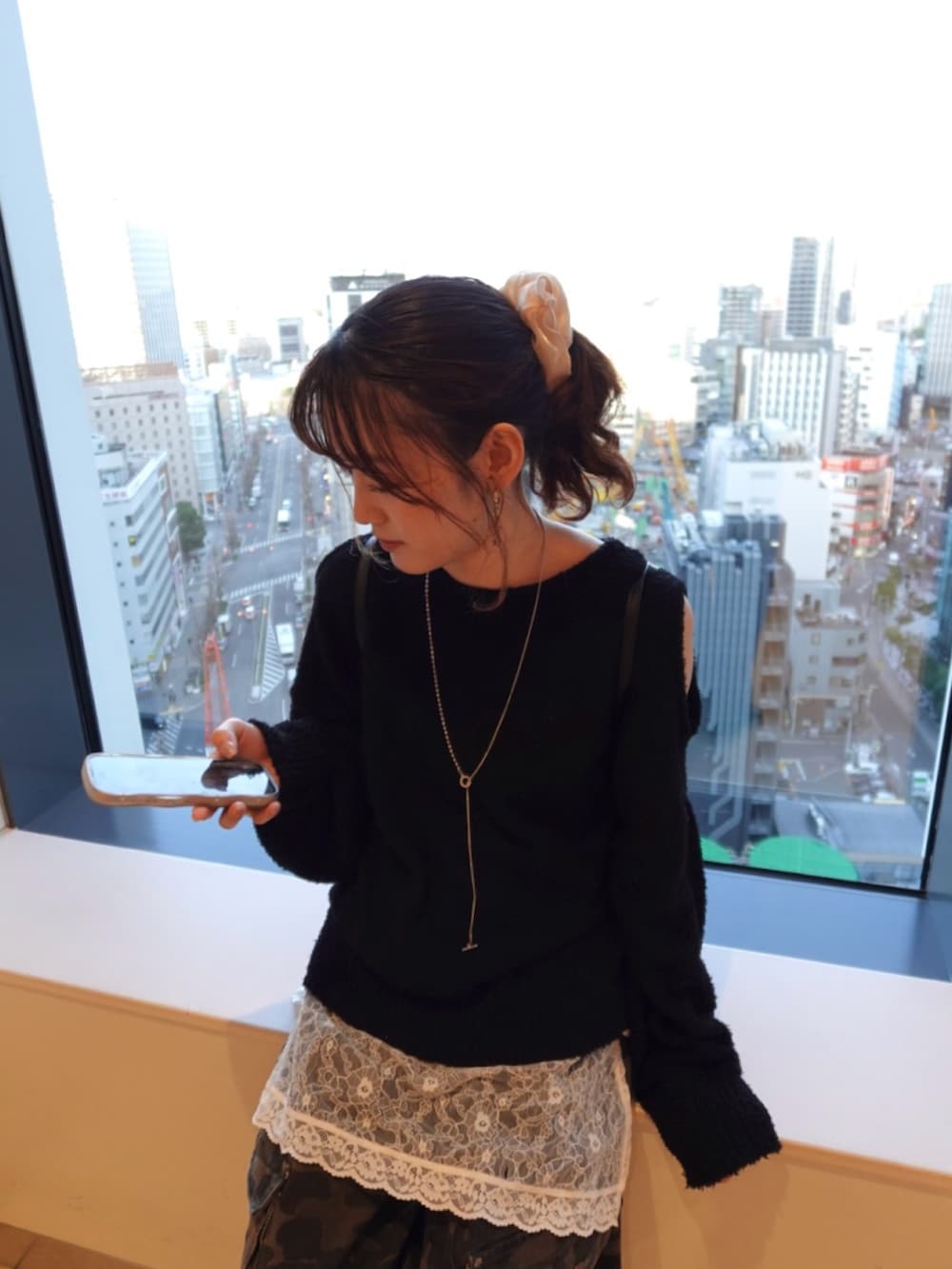 ブラック系のニット/セーター、ホワイト系のワンピース、その他のパンツを着用したレディースの冬コーディネートの3枚目の写真