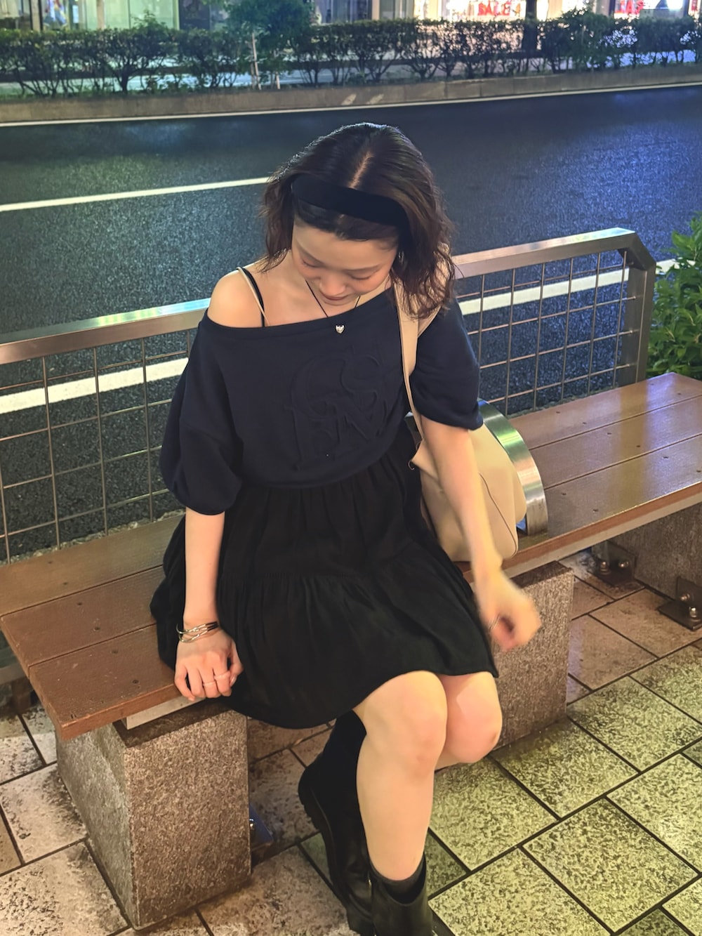 ホワイト系のワンピース、ベージュ系のトートバッグ、ブルー系のTシャツ/カットソーを着用したレディースの夏コーディネートの2枚目の写真