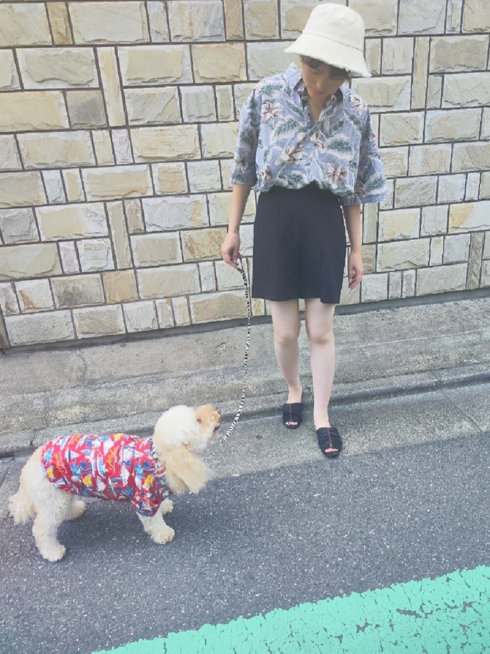 その他のスラックス、ブラウン系のサンダル、ホワイト系のハットを着用したレディースの夏コーディネートの2枚目の写真