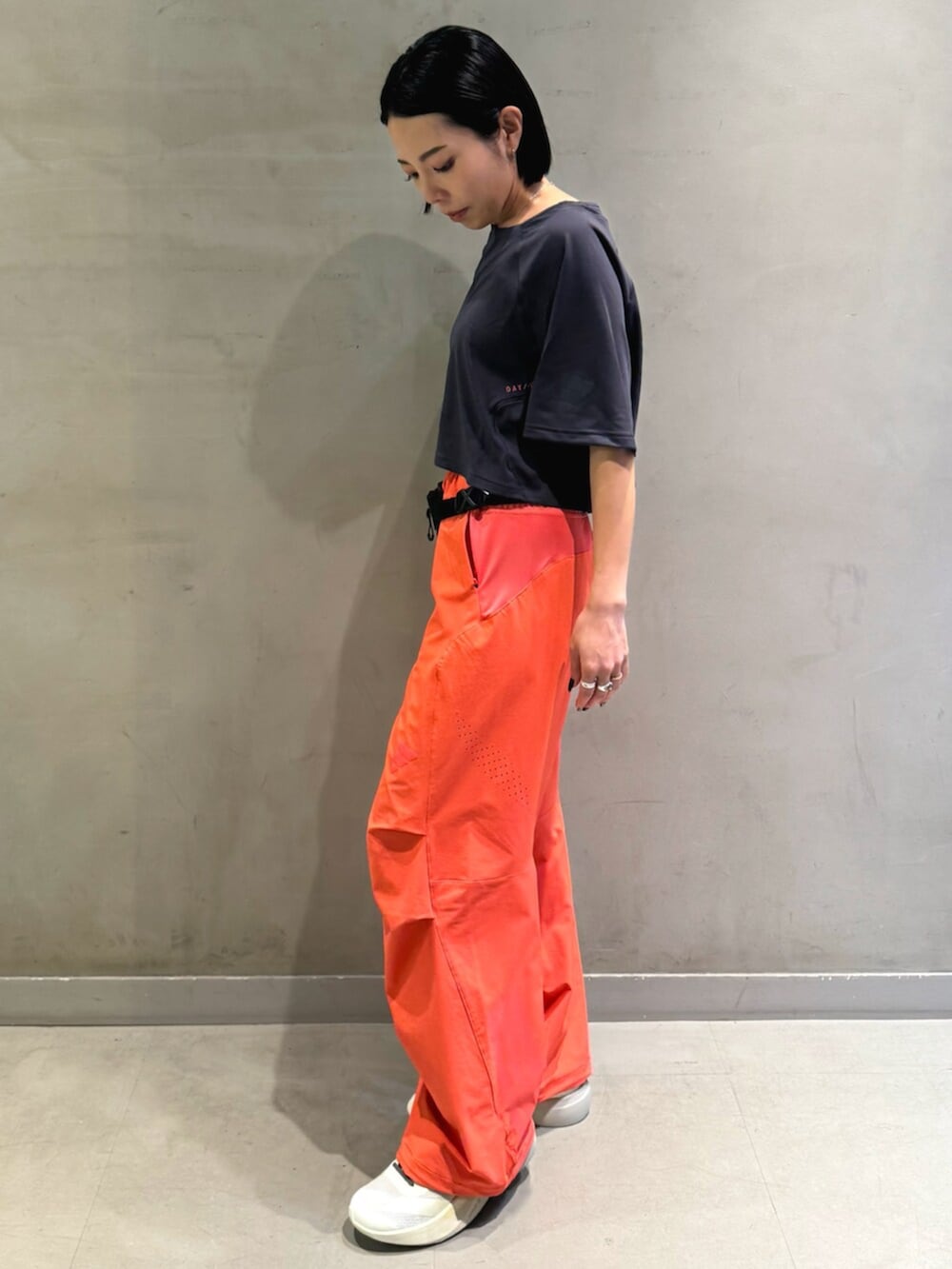 ピンク系のパンツ、グレー系のTシャツ/カットソー、ホワイト系のシューズを着用したレディースの夏コーディネートの2枚目の写真