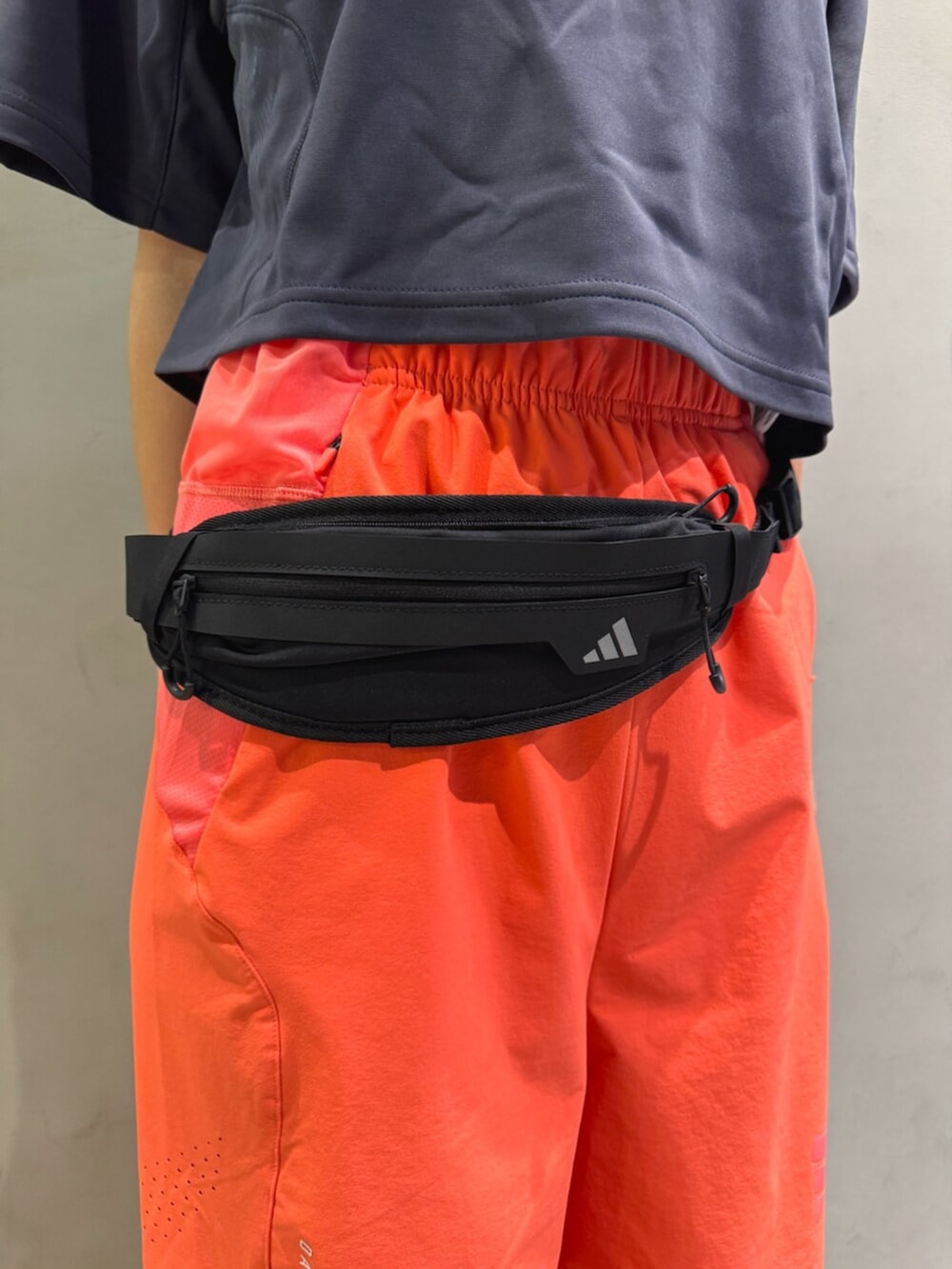 ピンク系のパンツ、グレー系のTシャツ/カットソー、ホワイト系のシューズを着用したレディースの夏コーディネートの4枚目の写真